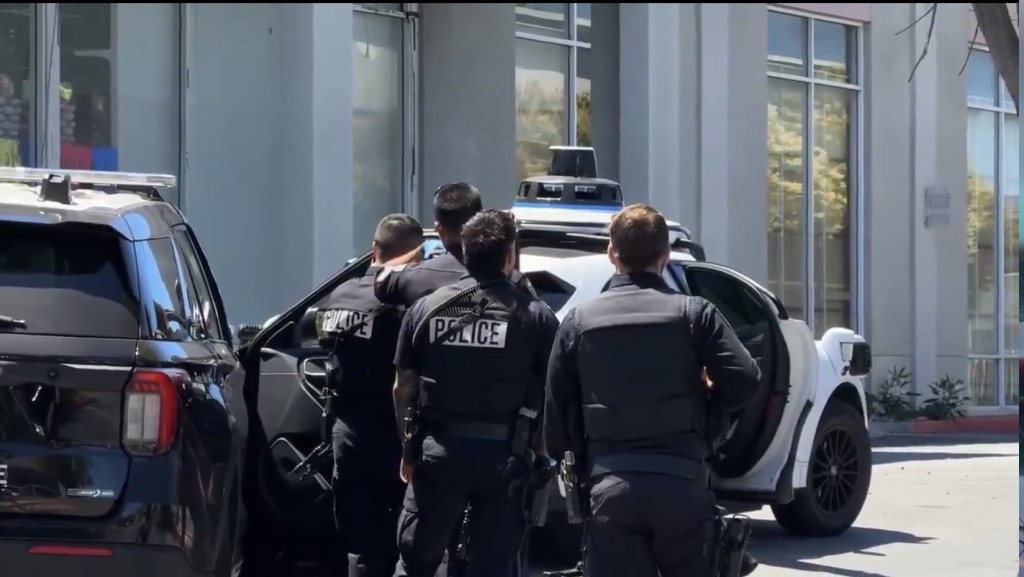 警方視為高風險交通攔截該輛Waymo。 聖馬刁警局 警方視為高風險交通攔截該輛Waymo。 聖馬刁警局