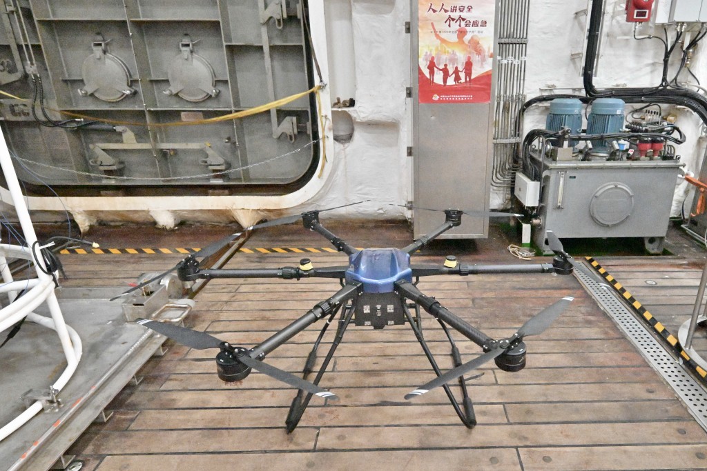 极地科考破冰船「雪龙2」配备无人机，进行航空拍摄。苏正谦摄