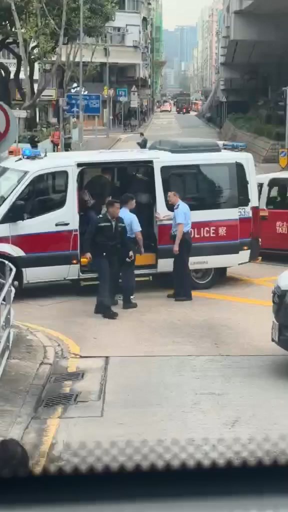 警員將男子押上警車。網上片段截圖