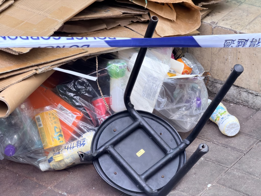 圓凳凳腳損毀。