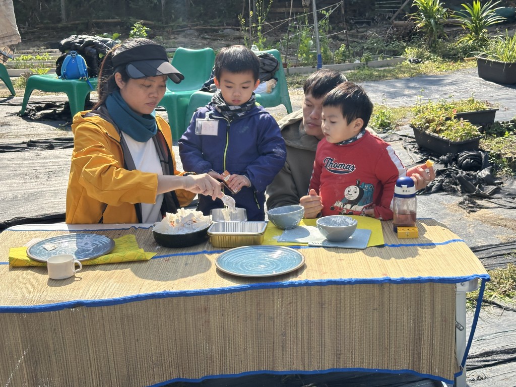 大自然給予我們四季不同的豐富資源和食材，自然遊樂早前舉辦過的羅宋湯和蘿蔔糕野炊，都是取材自農莊裏的作物。（圖片來源：受訪者提供）  ​