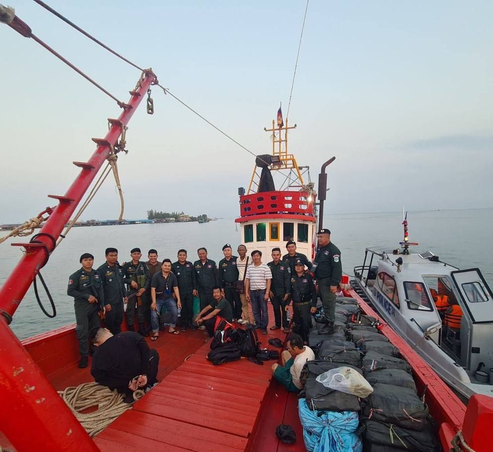 柬埔寨破获特大海上跨国走私毒品案，查获了1.02吨毒品。 柬中时报