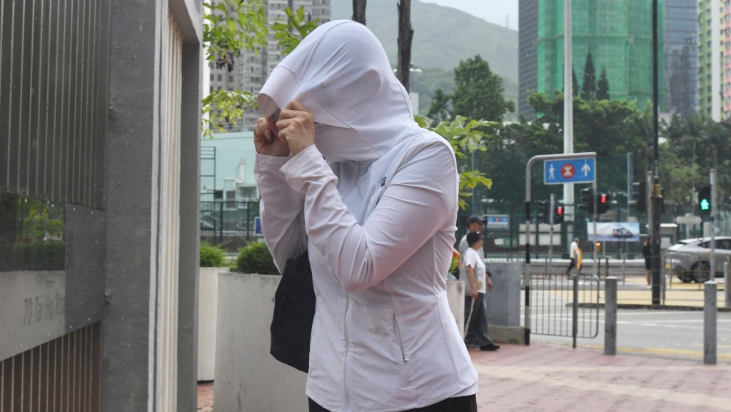 何兆東妻子何姸穎面對的教唆接受利益罪，於丈夫認罪協商下獲存檔法庭。何君健攝
