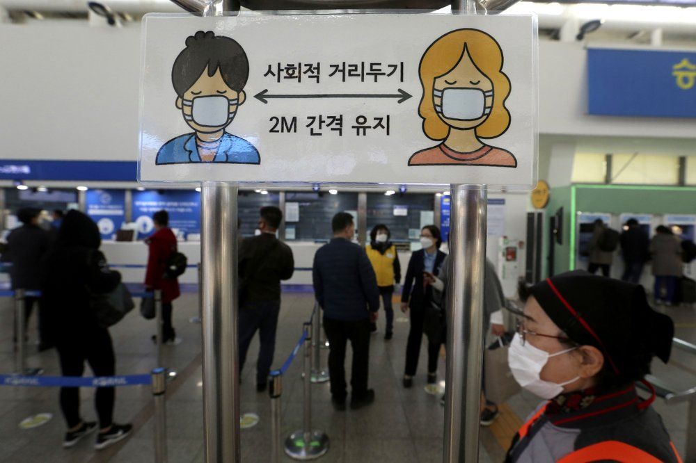 南韓政府正考慮是否解除室內口罩令。AP