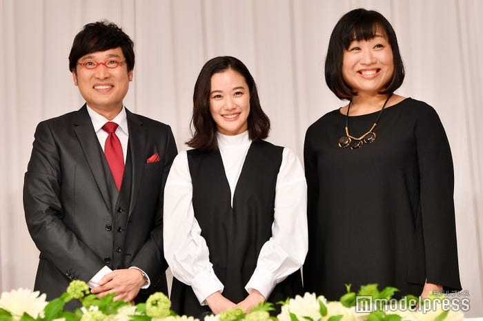 蒼井優與山里亮太當年由諧星山崎靜代(右)做媒人。