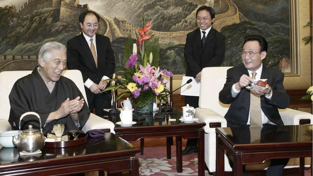 2005年，时任全国人大常委会委员长吴邦国在人民大会堂会见里千家代表团团长千玄室。 新华社