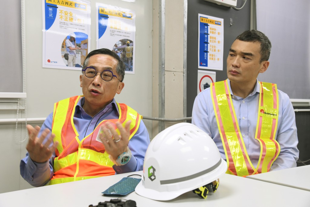 建造业议会主席何安诚（左），香港营造师学会副会长孟家荣。何健勇摄