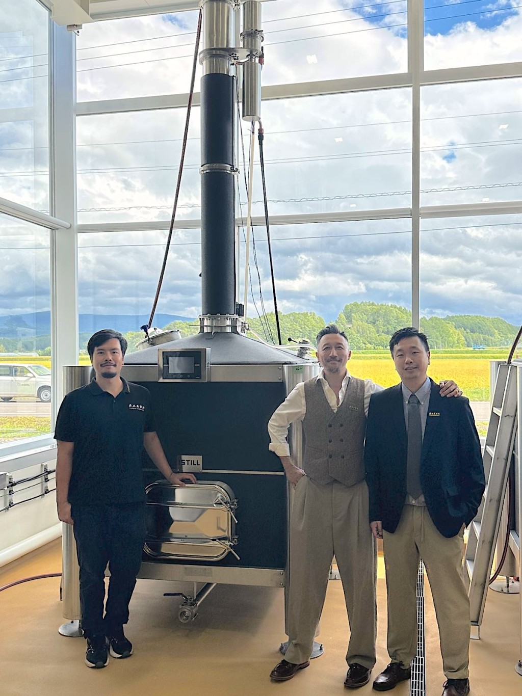 品牌另一创办人,Kit的好拍档 Joseph (右)目前就与台湾专家 David (左)留守在北海道酒厂,正为酒厂第一批威士忌在努力。 品牌另一创办人,Kit的好拍档 Joseph (右)目前就与台湾专家 David (左)留守在北海道酒厂,正为酒厂第一批威士忌在努力。