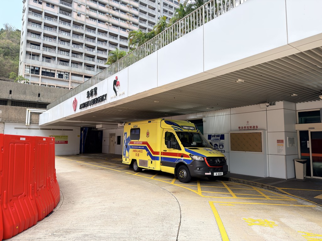 女事主送往東區醫院治理。梁國峰攝