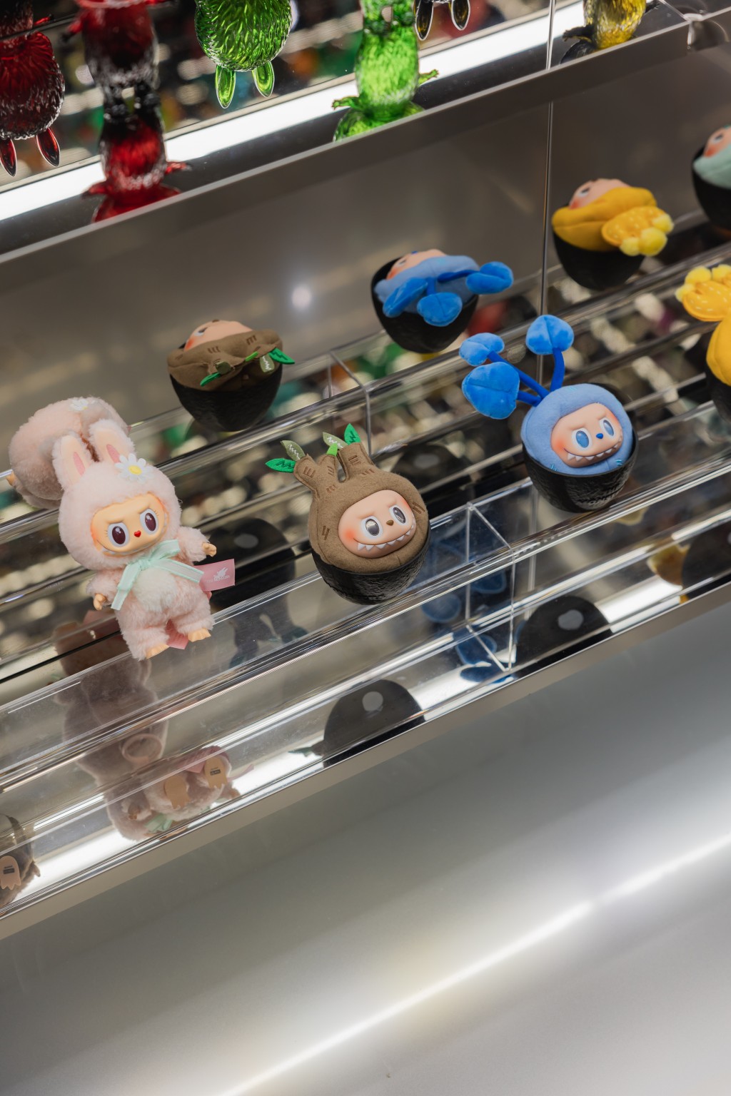 特設的Mirror Room展出了700多件Kasing的珍藏搪膠玩具。
