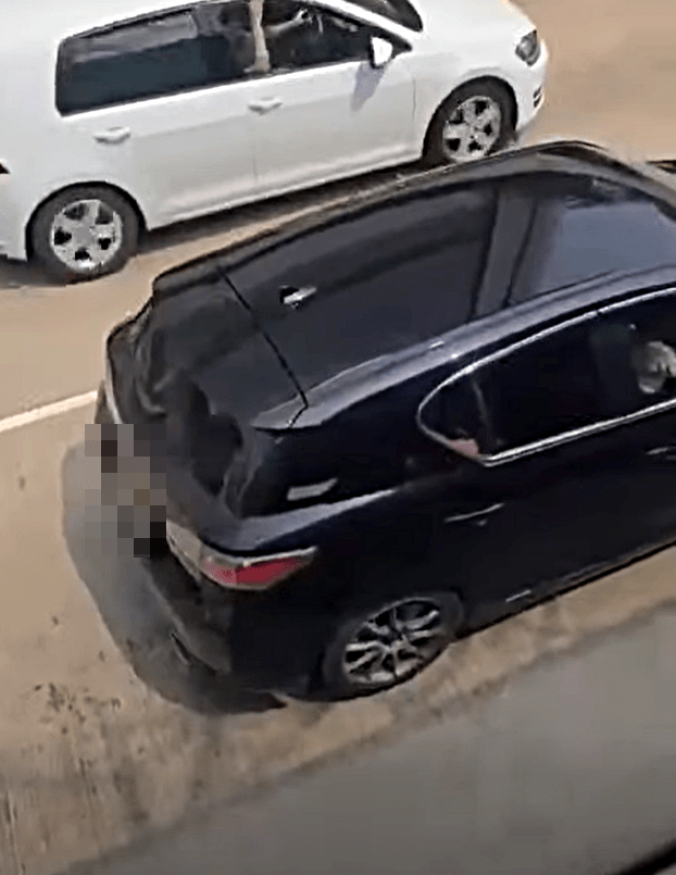 一輛私家車今午出現在屯門市中心。fb：屯門友