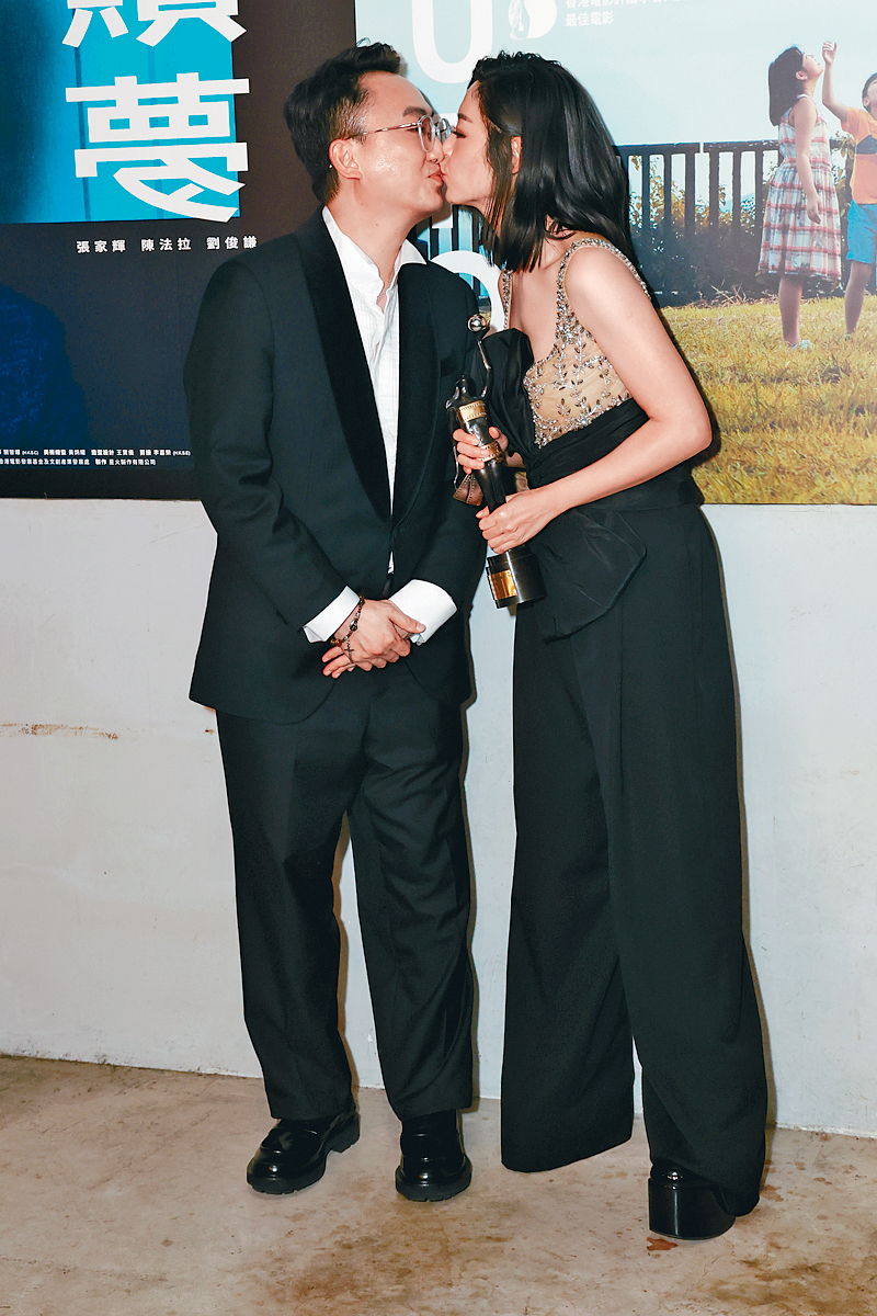 衛詩雅在慶功宴再和老公放閃。