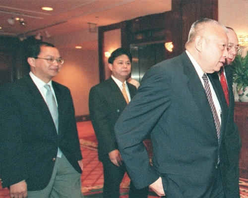 曾任特首辦高級特別助理的路祥安(左一)，被視為董建華的「家臣」。資料圖片