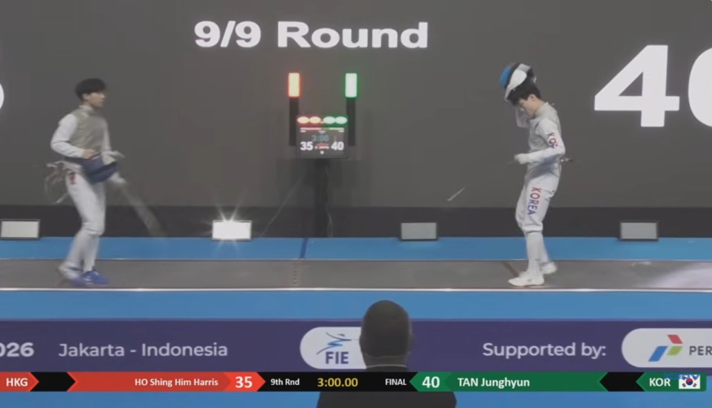 守尾門的何承謙（左）上場時，港隊落後南韓35:40，他最終連取10分，令港隊反勝對手奪冠。直播截圖