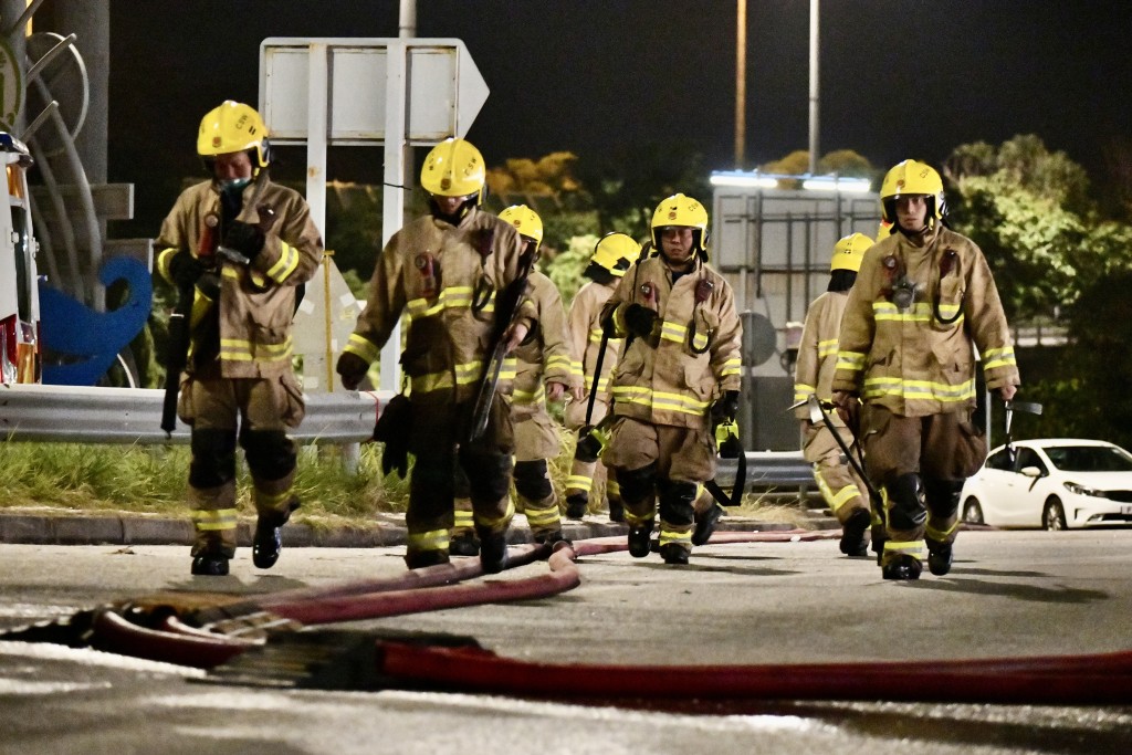 消防連日撲救大火。盧江球攝 消防連日撲救大火。盧江球攝