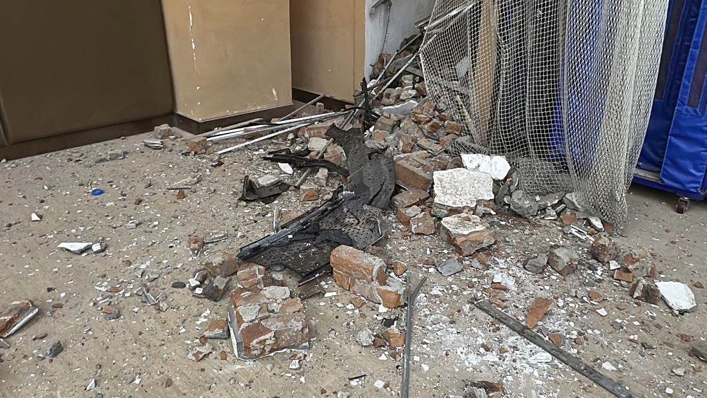 現場瓦礫滿地,一片狼藉。劉漢權攝 現場瓦礫滿地,一片狼藉。劉漢權攝