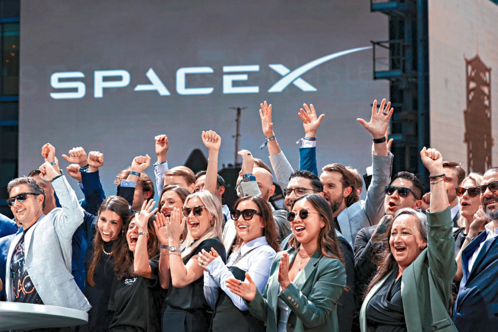SpaceX上周五美股上市，首日收市升19.2%報160.95美元。