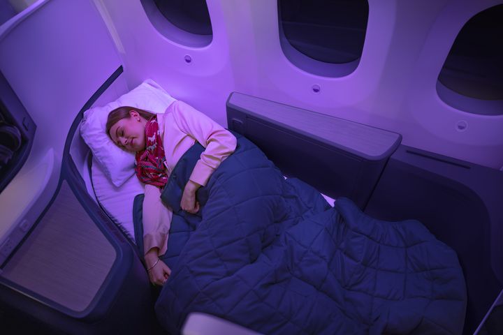 全新的豪華公務艙Luxe會配上讓人更易入睡的燈光。