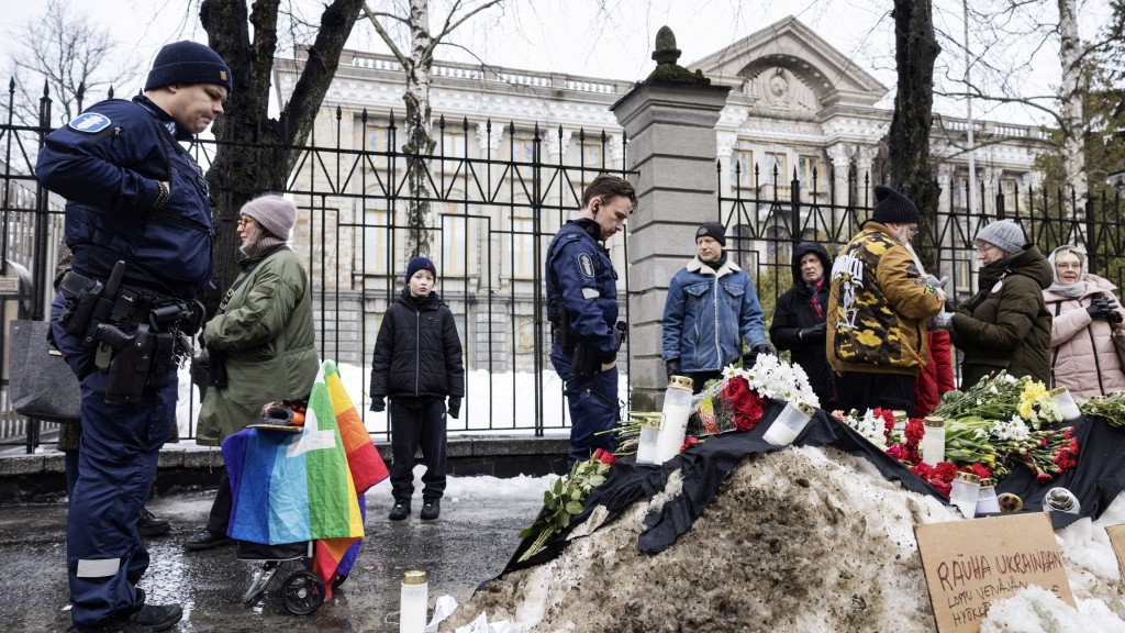 芬兰赫尔辛基俄国大使馆外有人聚集悼念纳瓦尔尼。 路透社