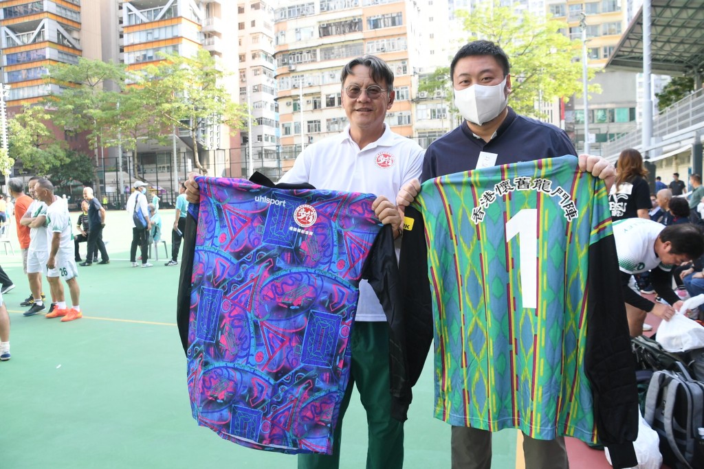 任煒雄（左）指恩師一生奉獻香港足球，期望後人繼續建設球圈。吳家祺攝