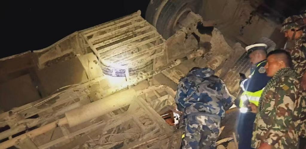 尼泊尔巴士坠河已造成18人死亡,搜救行动仍未结束。X@CCTVAsiaPacific 尼泊尔巴士坠河已造成18人死亡,搜救行动仍未结束。X@CCTVAsiaPacific