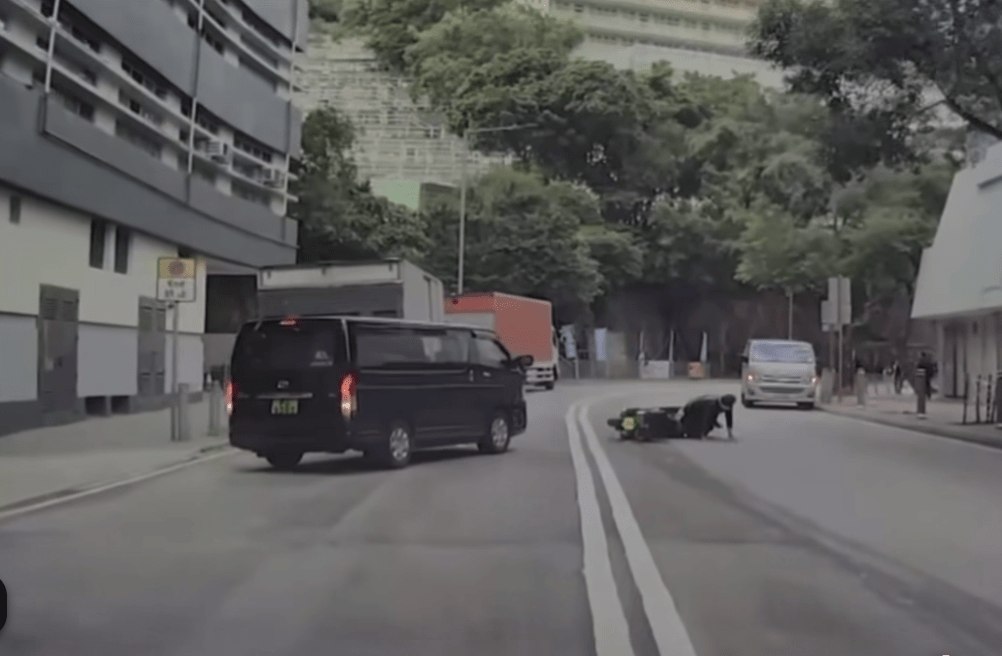 鐵騎士被撞至人仰車翻，失去平衡向右倒下，他以雙手撐地，其後跪在地上。fb車cam L（香港群組）