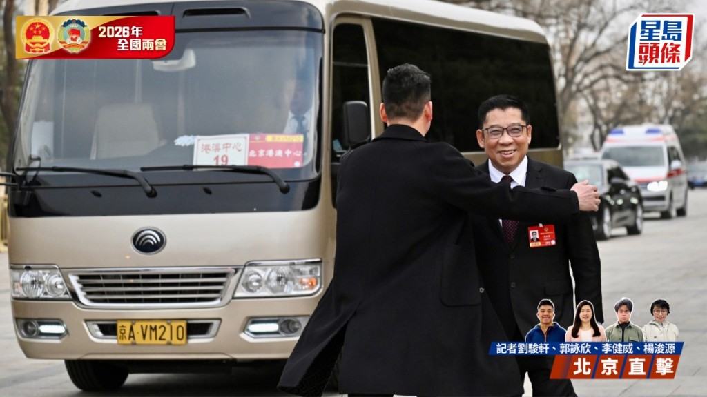 蘇長荣專心受訪未留意車隊駛走，試圖追車被工作人員勸阻。