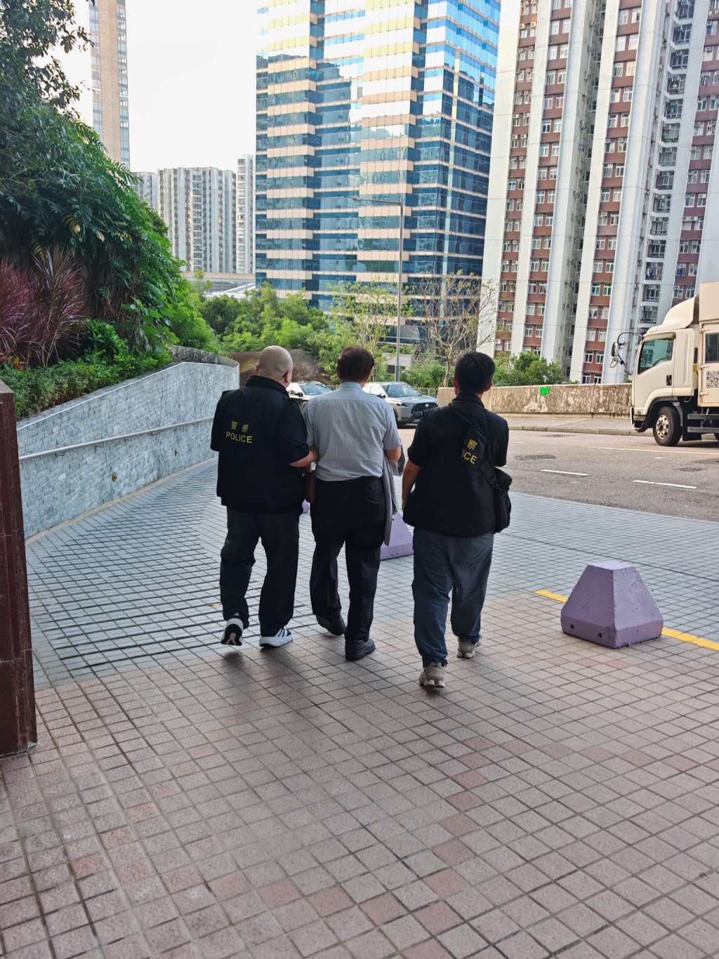 79歲姓張被捕男子，為公司股東及董事。