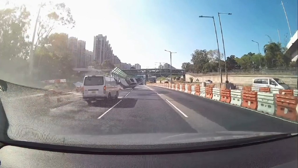 私家車直撞多個水馬後,水花四濺,之後再大打觔斗,橫亘路中。fb「龜途 The Turtle's Inn」片段截圖 私家車直撞多個水馬後,水花四濺,之後再大打觔斗,橫亘路中。fb「龜途 The Turtle's Inn」片段截圖