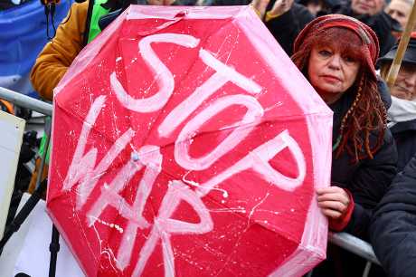 柏林示威者要求「停止戰爭」。路透社