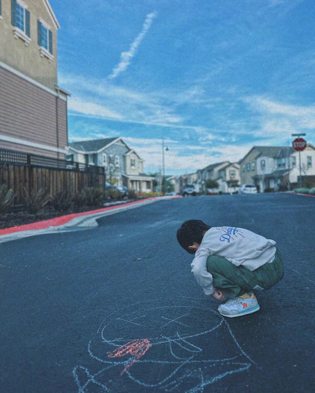 周柏豪昨日在IG发布了5张与囝囝去旅行的相片，并拍摄囝囝在街头涂鸦。
