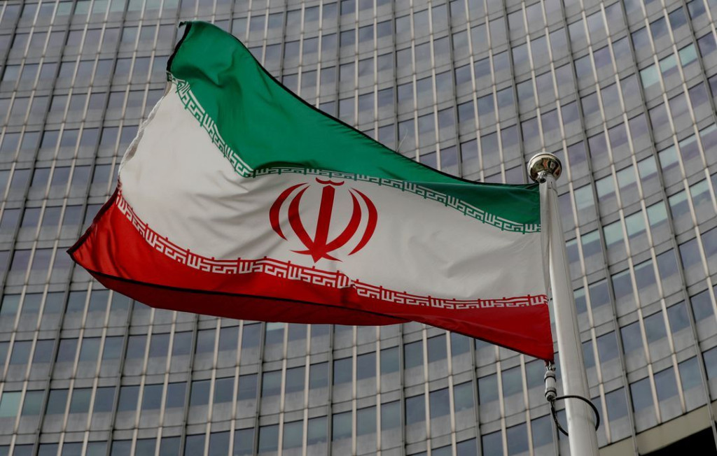 伊朗國旗以綠、白、紅三色為底，國徽位於中央。綠、白、紅三色分別象徵伊斯蘭教信念、和平、勇敢。路透