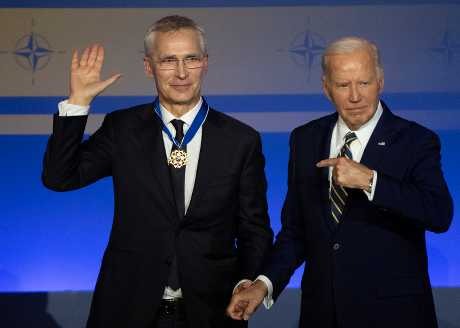 拜登周二在向北約秘書長斯托爾滕貝格頒發總統自由勳章。AP