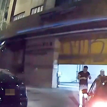 現場為元朗東堤街和泰利街附近,短片 長約30秒,開始時見到戴鴨舌帽的長髮 女子跟在躁男身後,當從後走到其身旁 並伸手掂到其手臂時,對方突然發難, 出手大力掌摑女子。fb「車cam L(香港群組)」截圖 現場為元朗東堤街和泰利街附近,短片 長約30秒,開始時見到戴鴨舌帽的長髮 女子跟在躁男身後,當從後走到其身旁 並伸手掂到其手臂時,對方突然發難, 出手大力掌摑女子。fb「車cam L(香港群組)」截圖