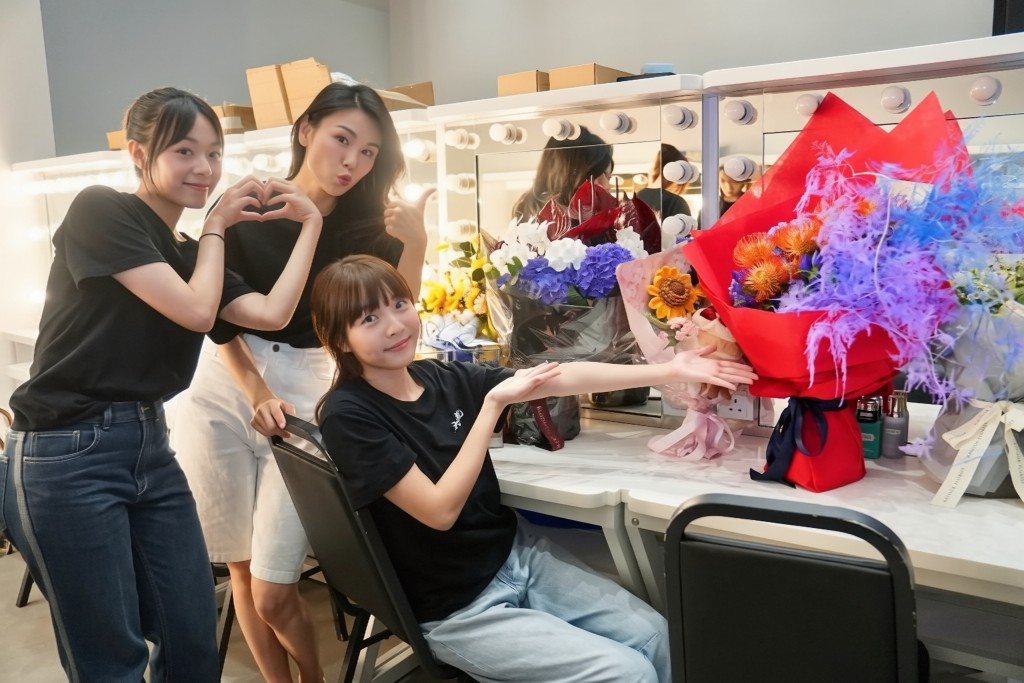 許月湘、何嘉莉、吳冰收花。