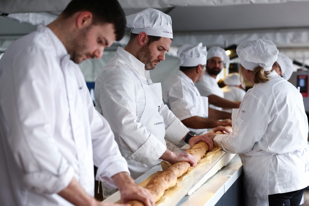 巴黎12名面包师傅齐心协力刷新世界纪录。路透社