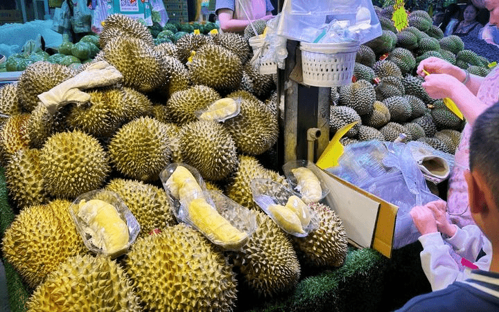 果農透露兩年前起嘗試將損耗榴槤留作餵羊。 新華社資料圖 果農透露兩年前起嘗試將損耗榴槤留作餵羊。 新華社資料圖