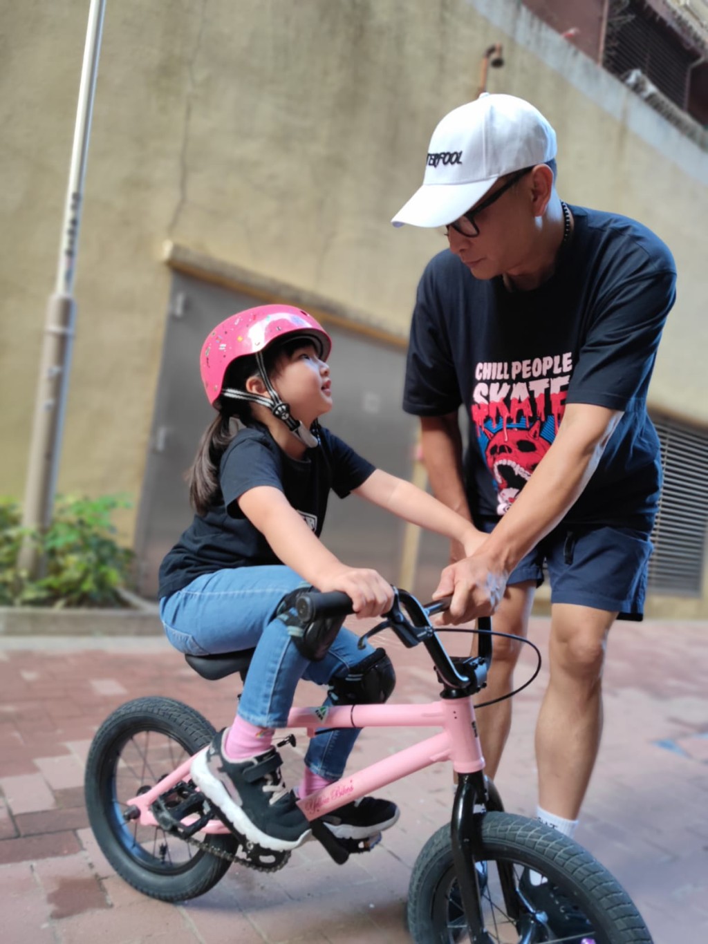 六叔期望透過BMX，令兩名女兒做人做事也學會堅持。