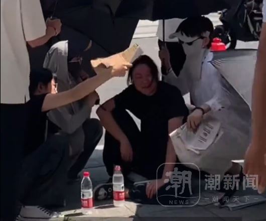 死者母親在兒子不治後情緒崩潰。潮新聞