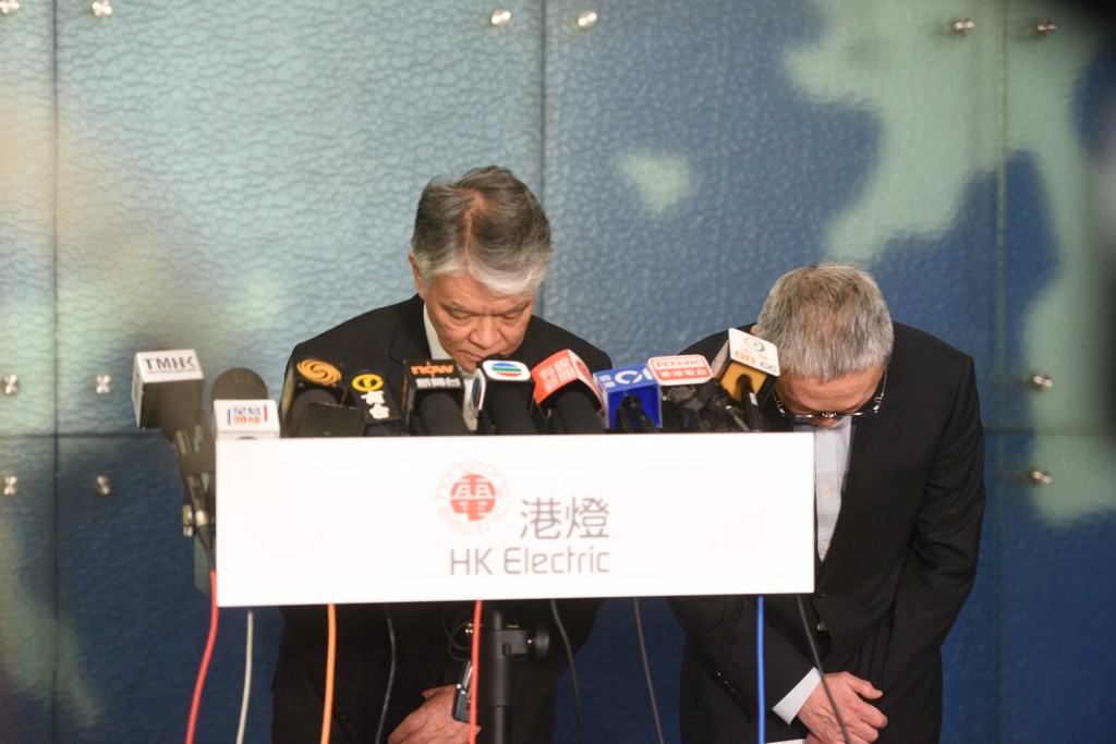 港灯营运董事郑祖瀛(左)及配电科总经理叶祟泰(右)就停电事件致歉。