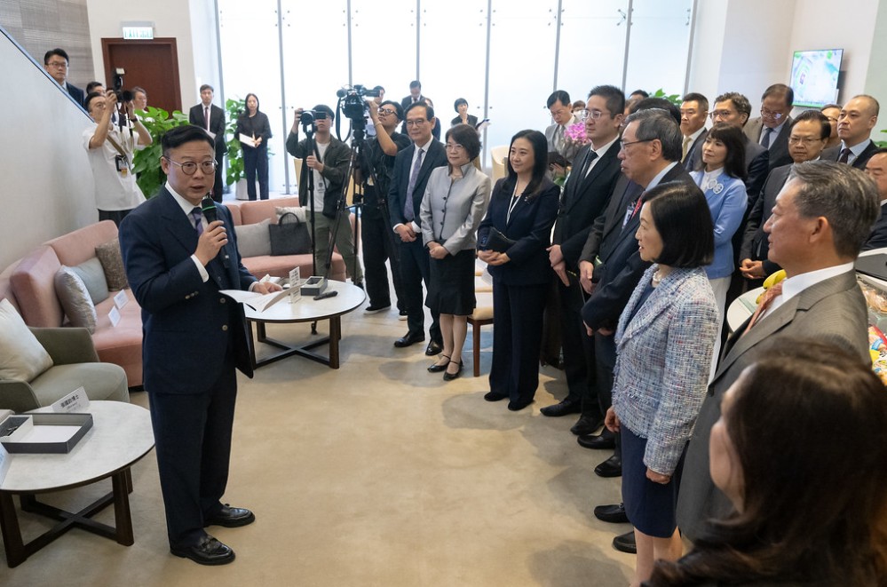張國鈞帶領多名官員出席立法會前廳交流會。相片由秘書處提供 張國鈞帶領多名官員出席立法會前廳交流會。相片由秘書處提供