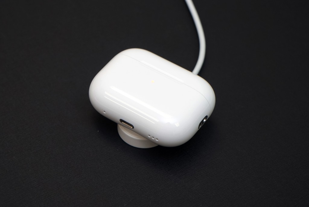今代无綫充电支援MagSafe，还可以直接使用MagSafe充电器或Apple Watch充电器来充电。
