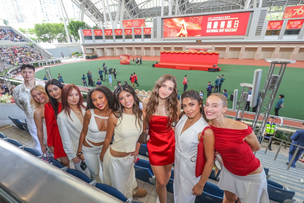 Now United成員現身於「國慶賽馬日」，感受馬場內外熾熱的氣氛。