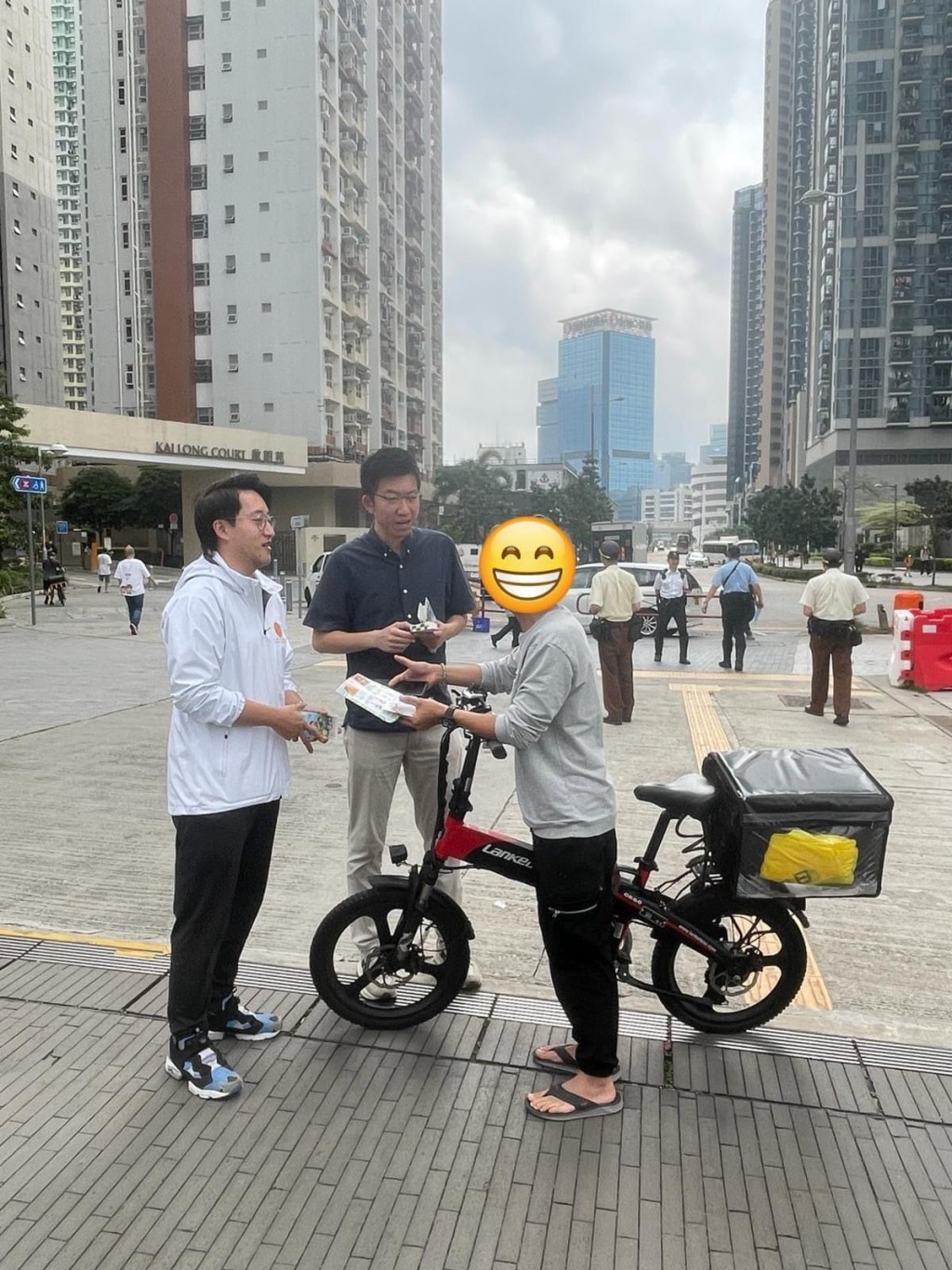 多名九龍城區議員早前在啟德派傳單，呼籲市民不要在行人路踩單車。