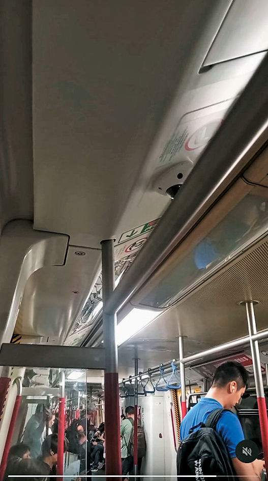 有受影響列車突然急煞,車廂燈光熄滅,冷氣亦暫停,等待約10分鐘後列車才恢復電力行駛。