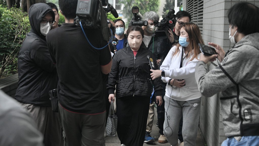王诗雅被判160小时社服令后离开法庭时，被传媒追访。陈浩元摄