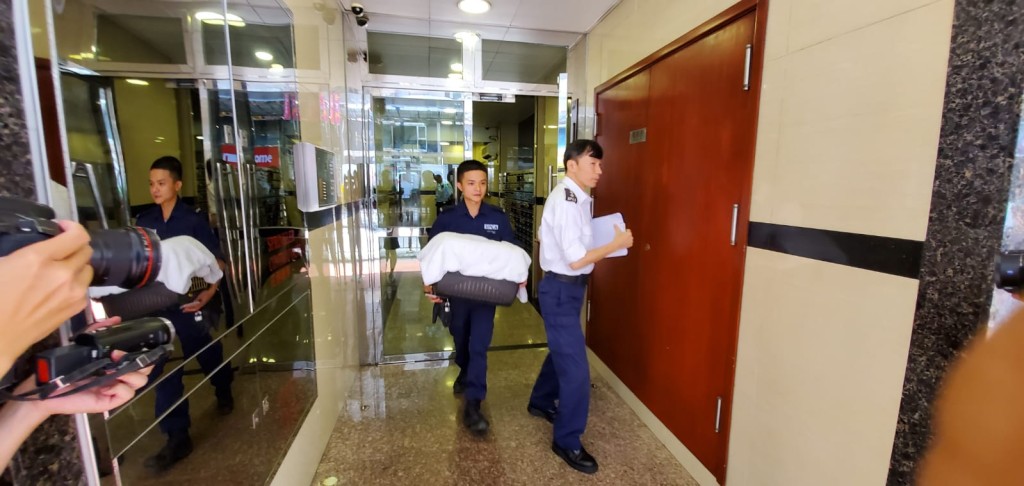 愛護動物協會職員到場帶走貓咪檢查。