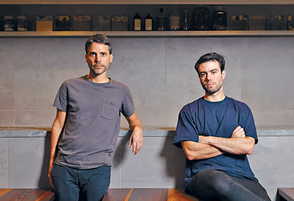 MAZ創辦人Virgilio Martínez（左）與主廚Santiago Fernandez（右）。