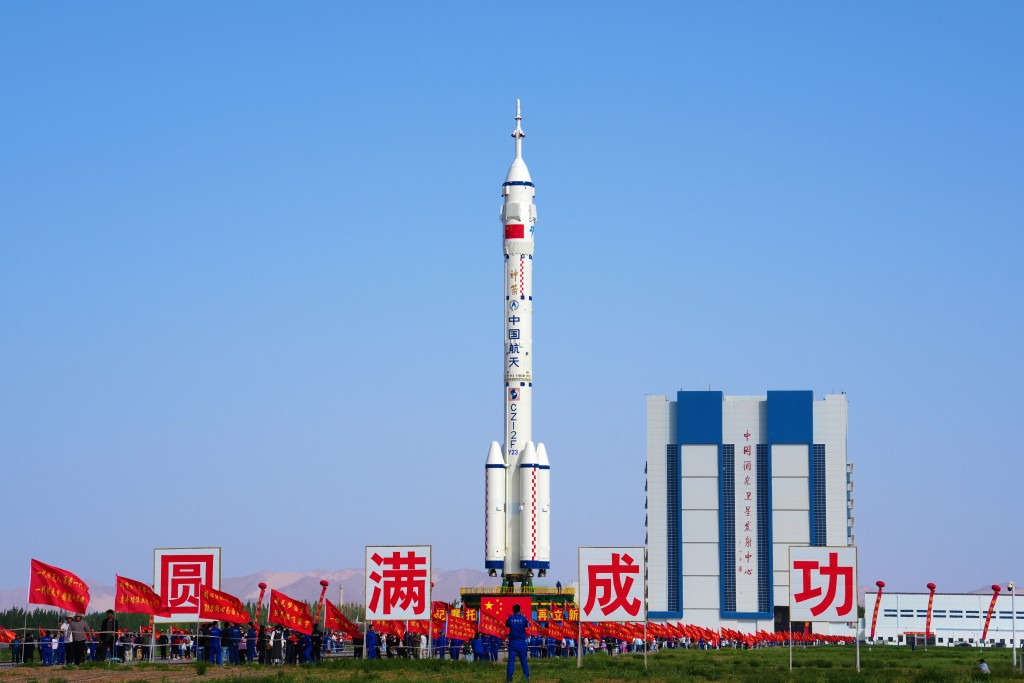 神舟二十三号载人飞船与长征二号F遥二十三运载火箭组合体转运至发射区。 新华社