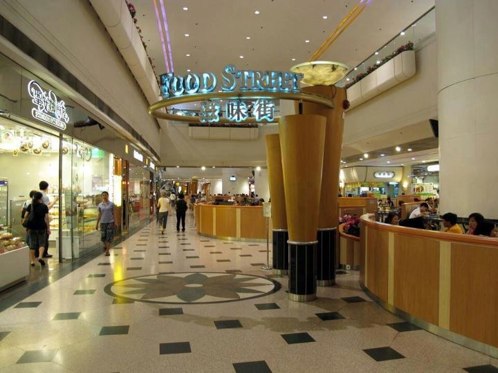 由新世界发展拥有、位于荃湾愉景新城滋味街因商场翻新关系，已于2013年2月4日起暂停营业。